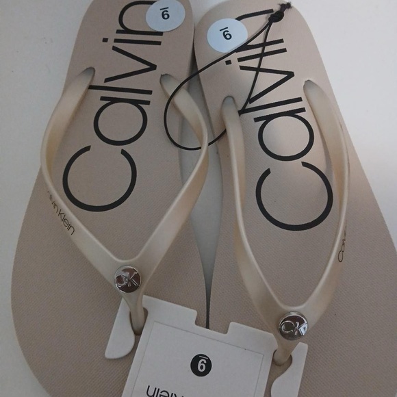 Calvin Klein - Picture 2 of 3